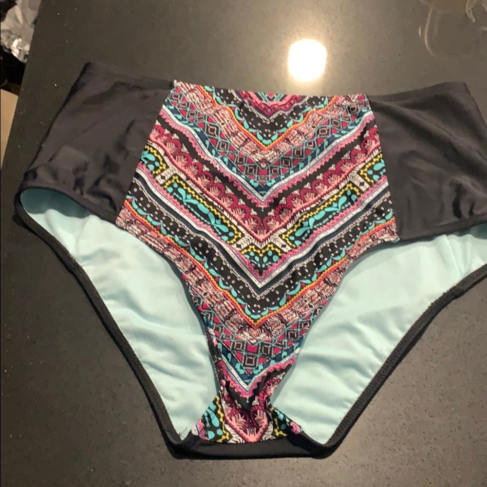 Asymmetrical patterned swimsuit bottom